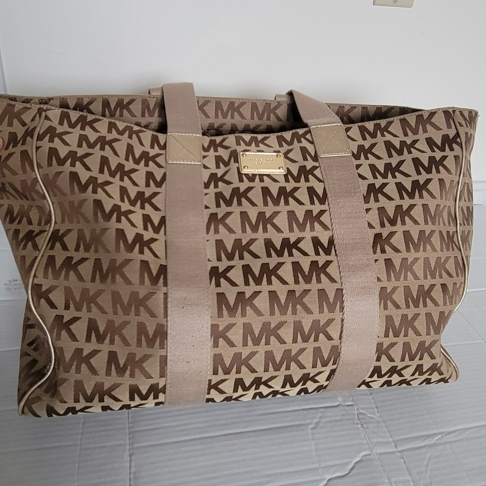 Mk weekender beige color Mk logo design gorgeous high quality very spacious 👜